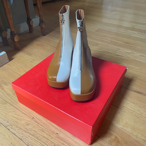 Lisa Says Gah retro-inspired, two-toned platform boots - Picture 3 of 6